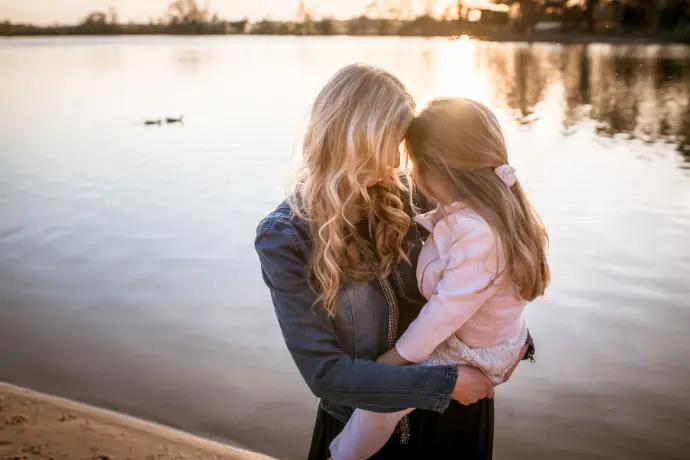 maminka s dcerkou u vody