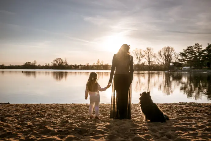 maminka s dcerou a psem u jezera