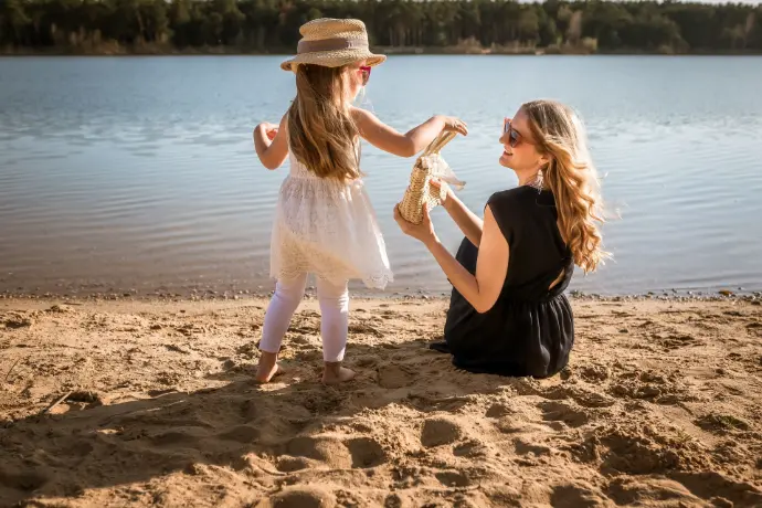 maminka s dcerkou u vody